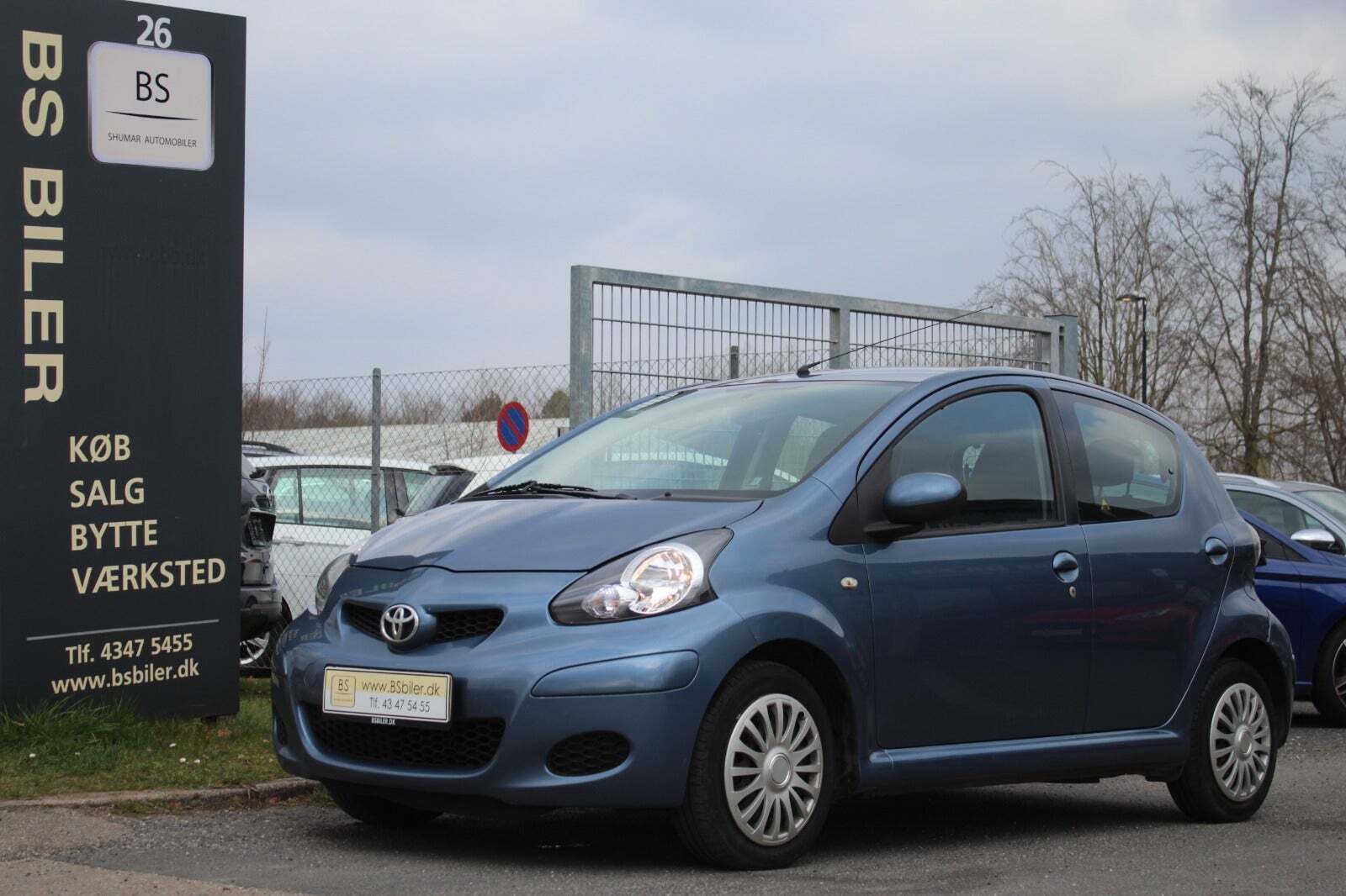 Blå Toyota Aygo fra 2009 set udefra