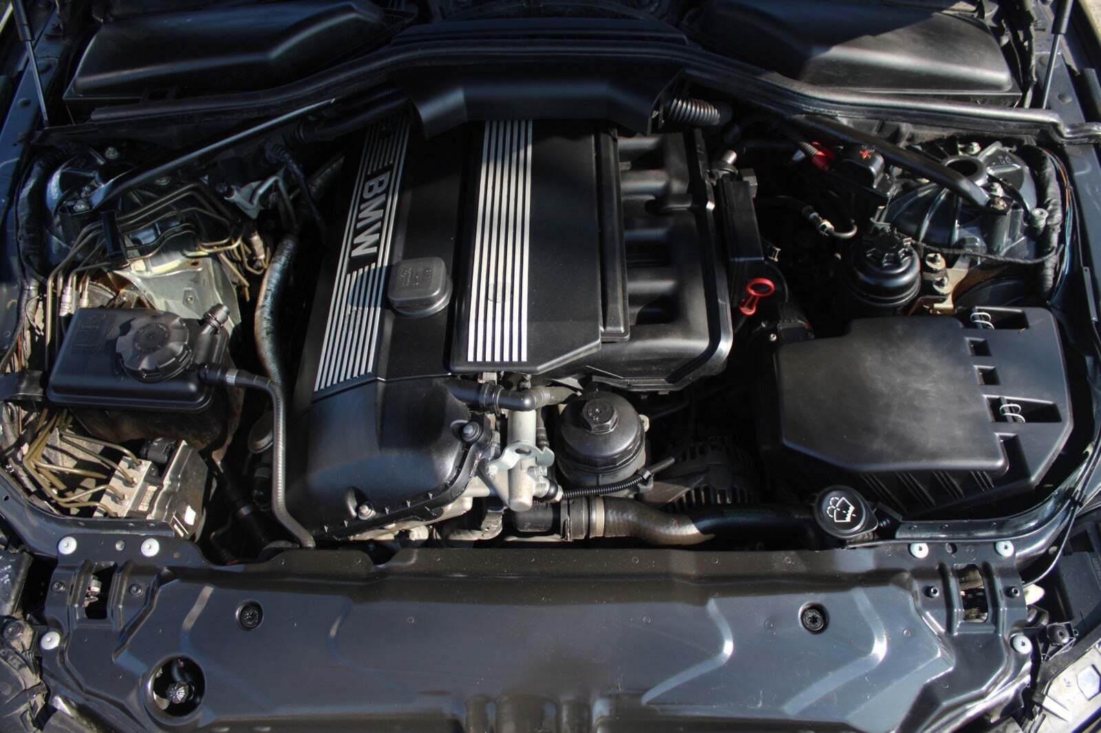 Sort BMW 520i fra 2003 set udefra