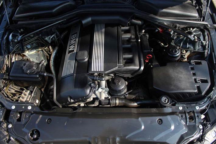 Sort BMW 520i fra 2003 set udefra