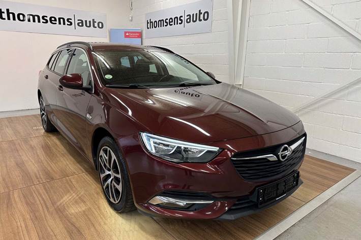 Rød Opel Insignia fra 2018 set udefra