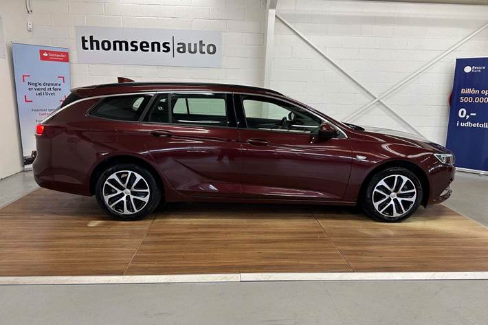 Rød Opel Insignia fra 2018