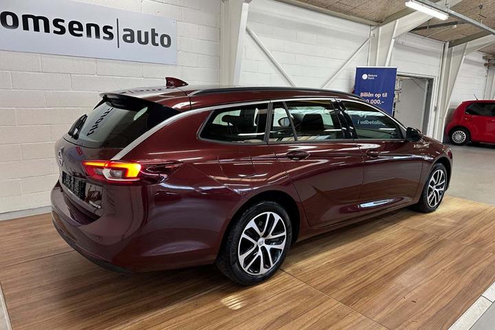 Rød Opel Insignia fra 2018