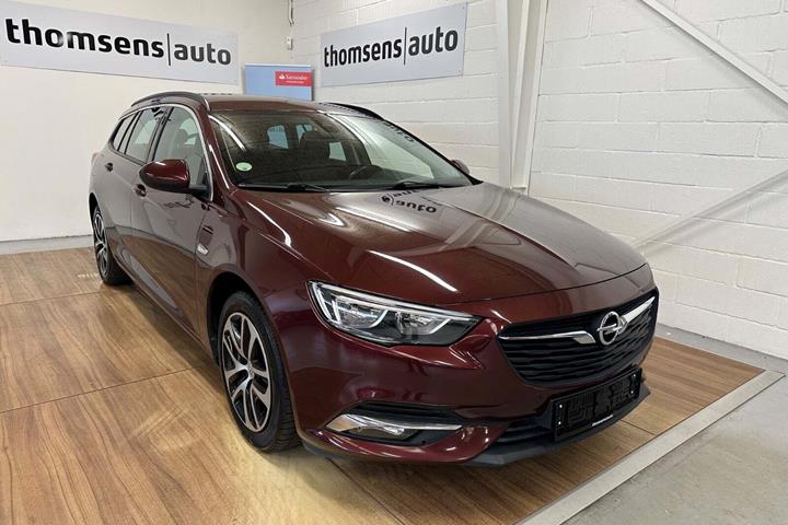 Rød Opel Insignia fra 2018