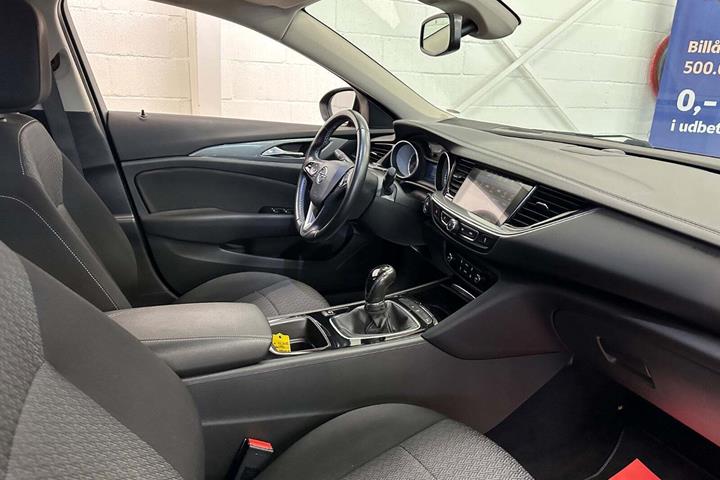 Rød Opel Insignia fra 2018 set indefra