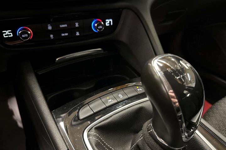 Rød Opel Insignia fra 2018