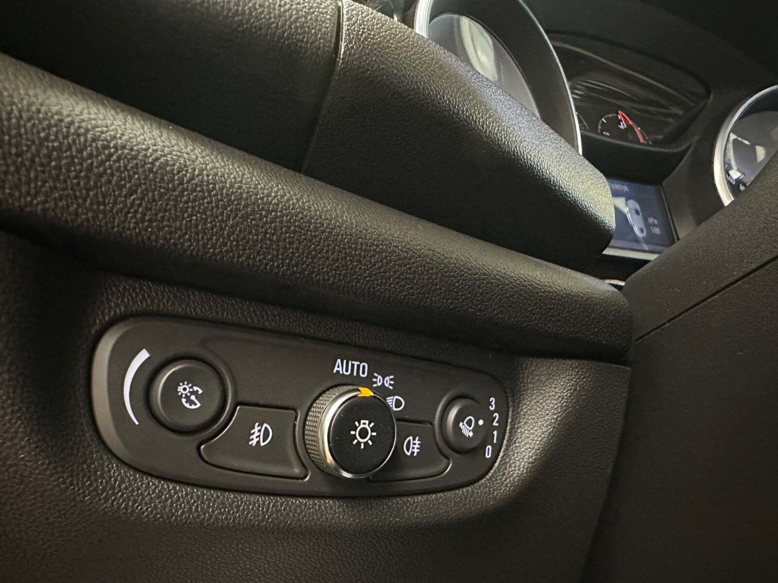 Rød Opel Insignia fra 2018