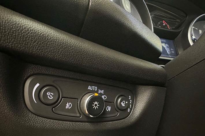 Rød Opel Insignia fra 2018