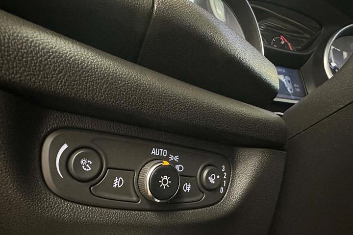 Rød Opel Insignia fra 2018