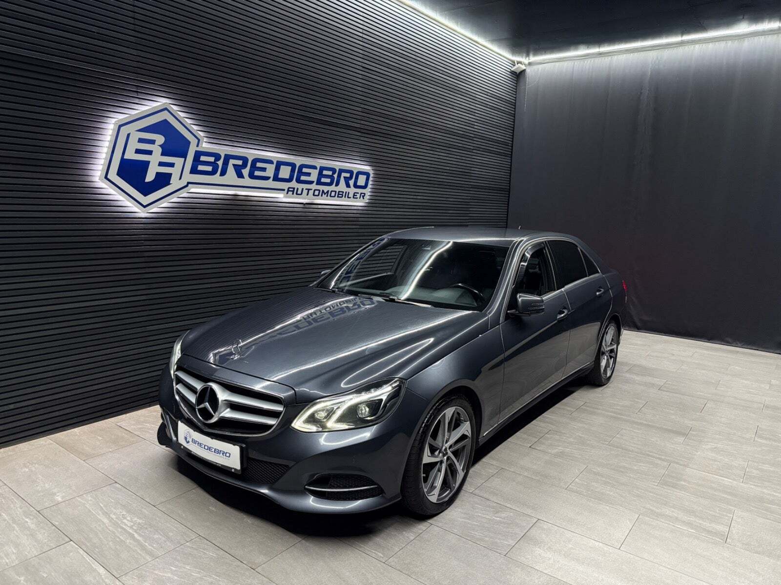 Grå Mercedes E220 fra 2014 set udefra