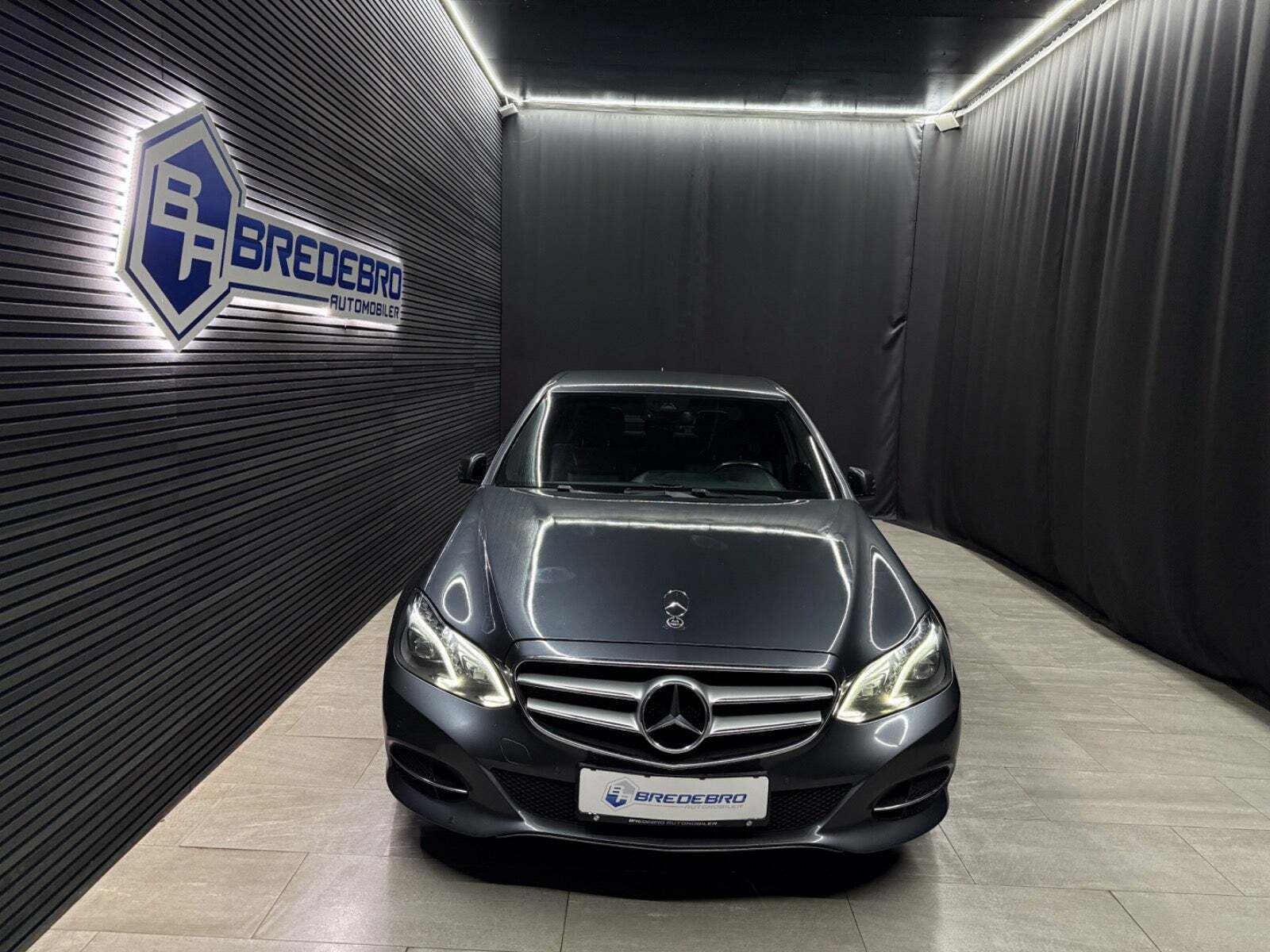 Grå Mercedes E220 fra 2014 set udefra