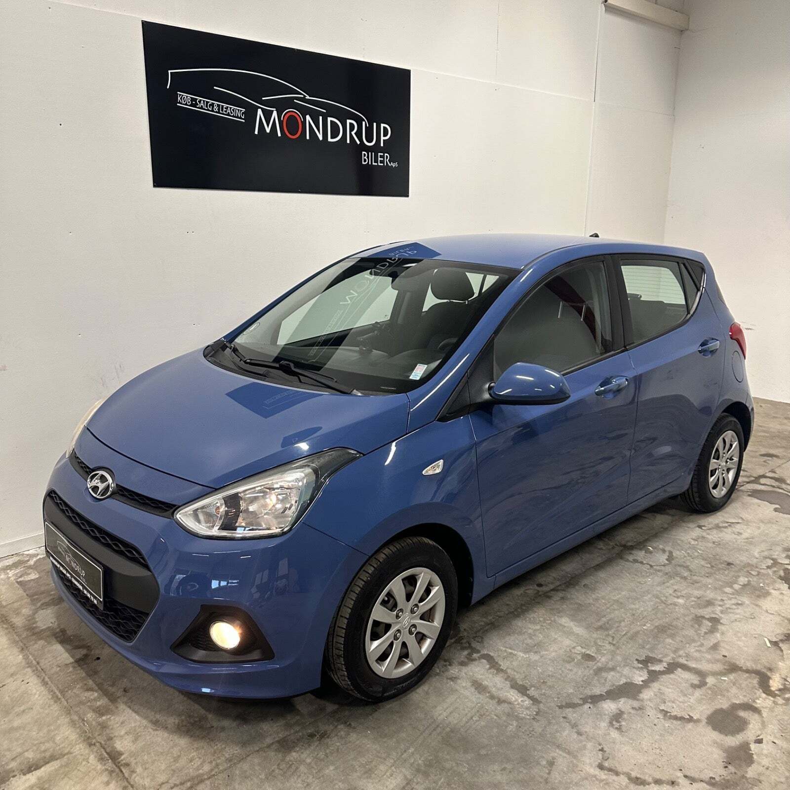 Blå Hyundai i10 fra 2016 set udefra