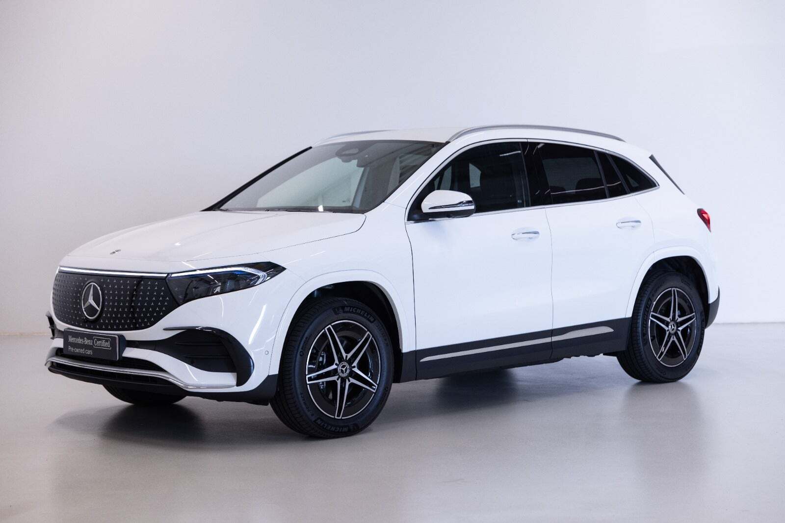Hvid Mercedes EQA250+ fra 2025 set udefra