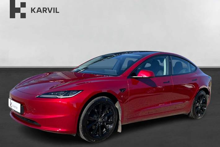 Rød Tesla Model 3 fra 2024