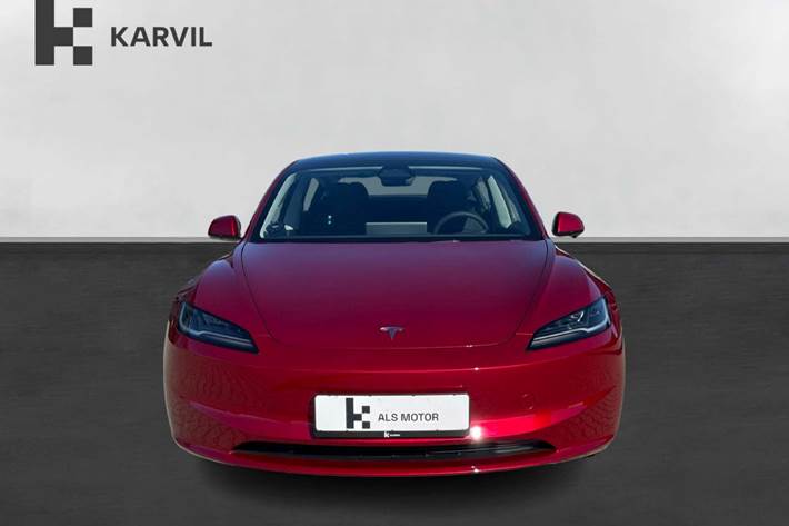 Rød Tesla Model 3 fra 2024