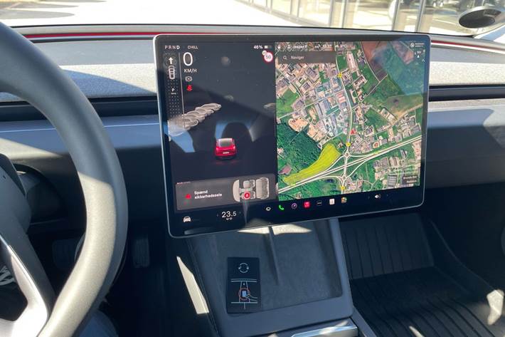 Rød Tesla Model 3 fra 2024