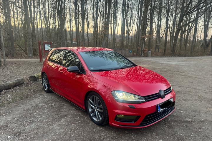 Rød VW Golf fra 2014