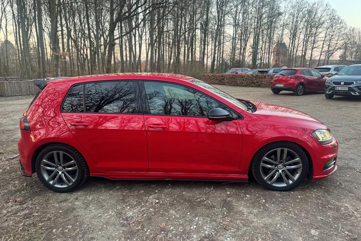 Rød VW Golf fra 2014