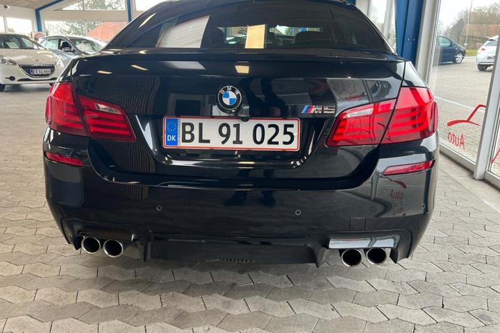 Sort BMW M5 fra 2012 set udefra