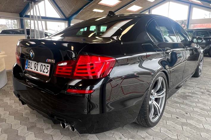 Sort BMW M5 fra 2012