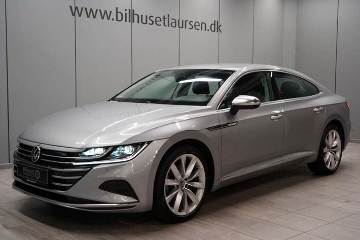 Sølv VW Arteon fra 2021 set udefra