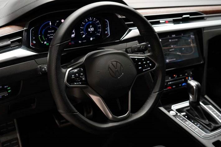 Sølv VW Arteon fra 2021