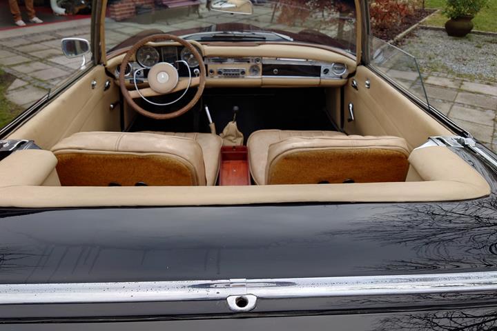 Sort Mercedes 230 SL fra 1964