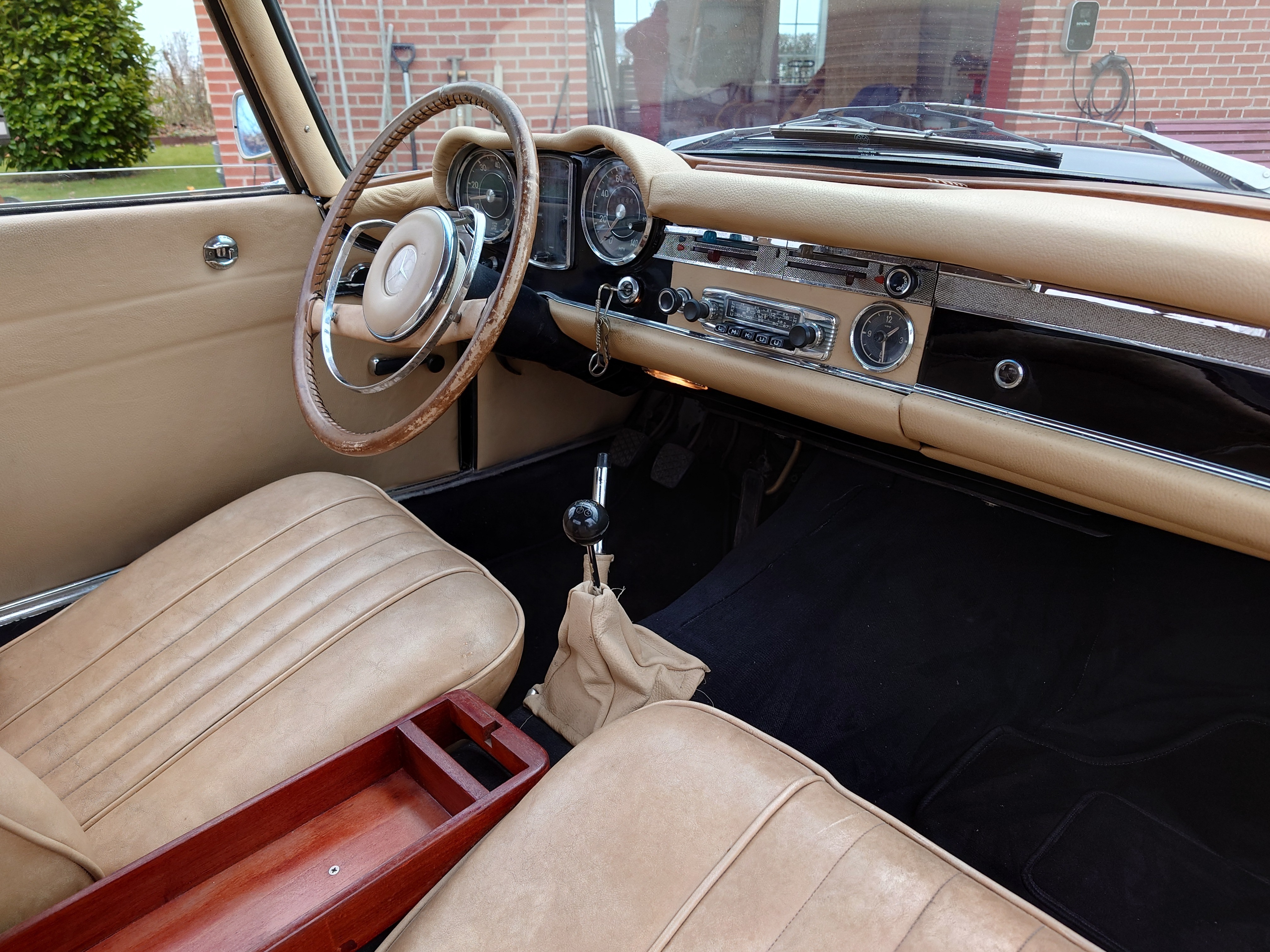 Sort Mercedes 230 SL fra 1964