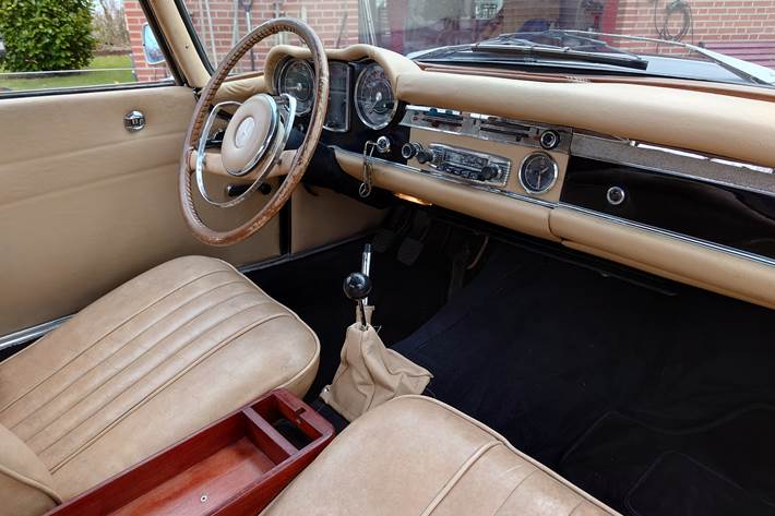Sort Mercedes 230 SL fra 1964