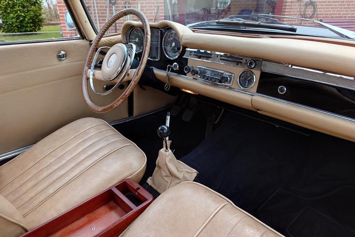 Sort Mercedes 230 SL fra 1964