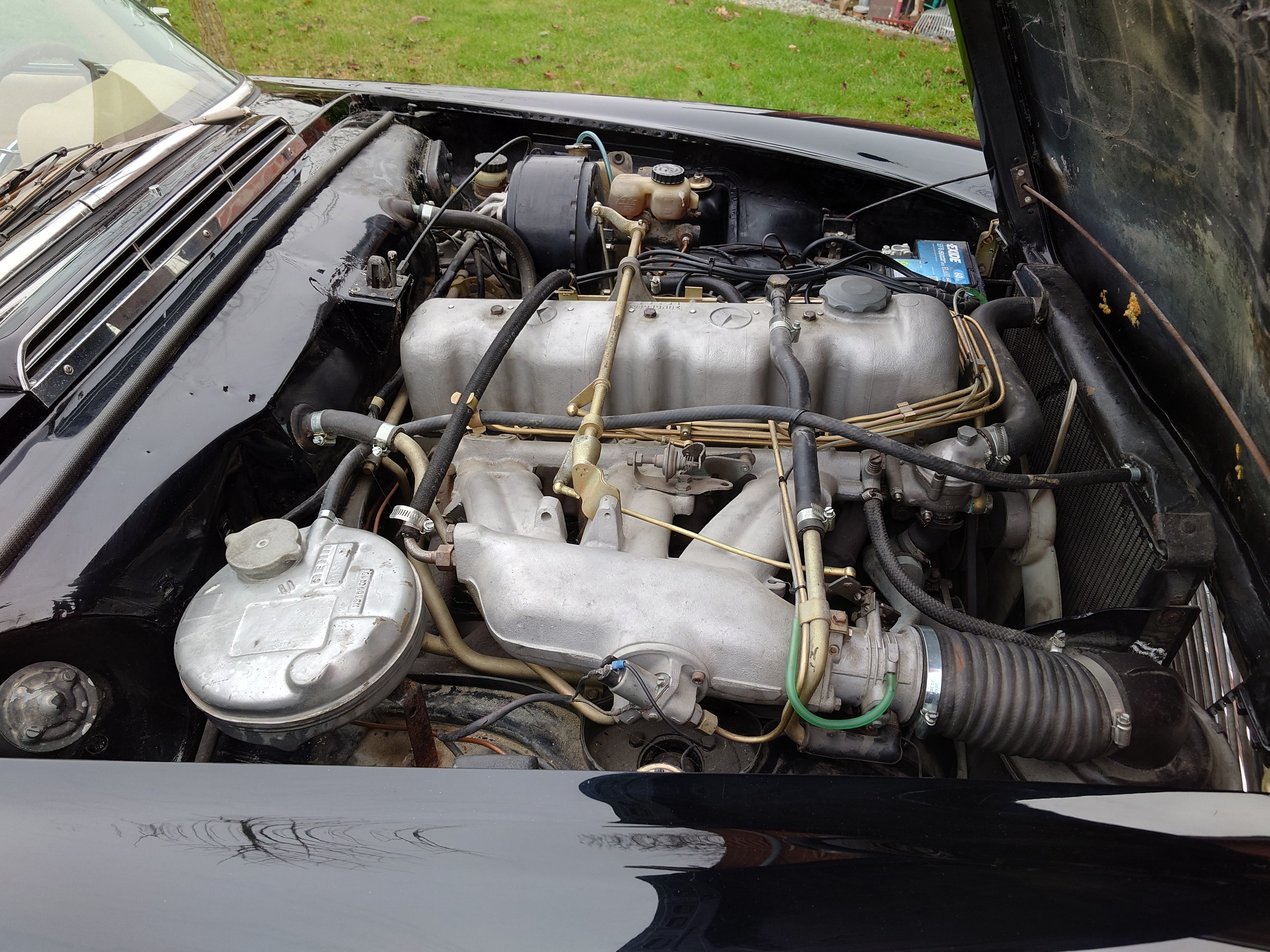 Sort Mercedes 230 SL fra 1964
