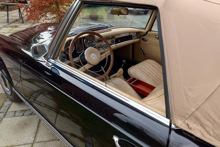 Sort Mercedes 230 SL fra 1964
