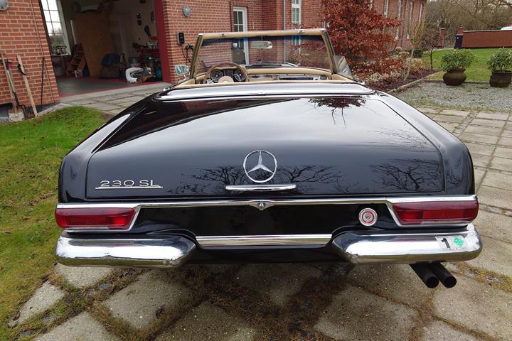 Sort Mercedes 230 SL fra 1964