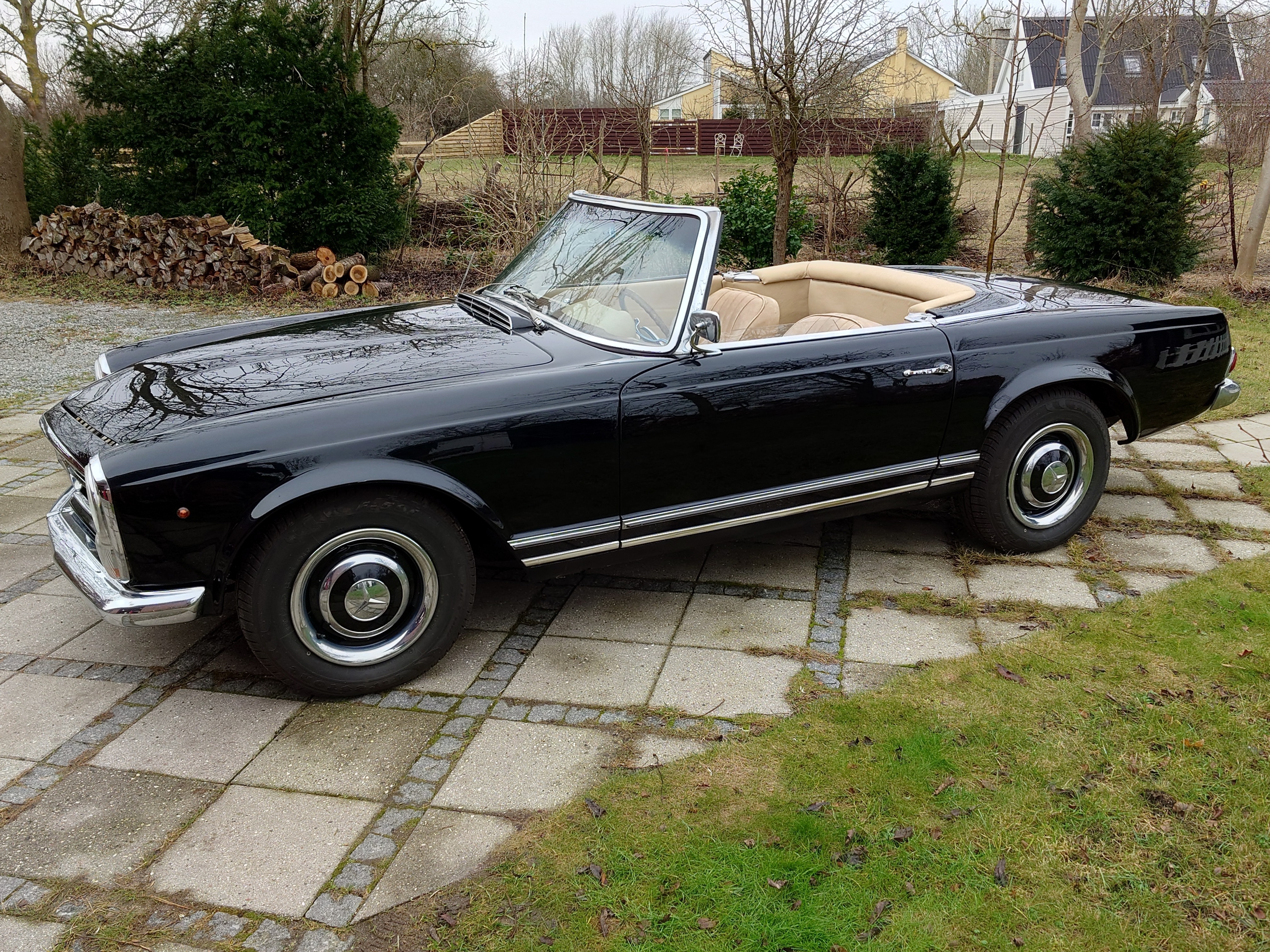 Sort Mercedes 230 SL fra 1964