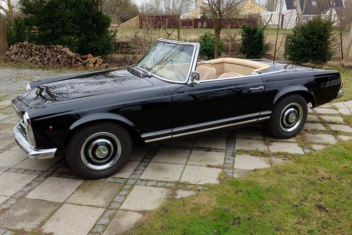 Sort Mercedes 230 SL fra 1964