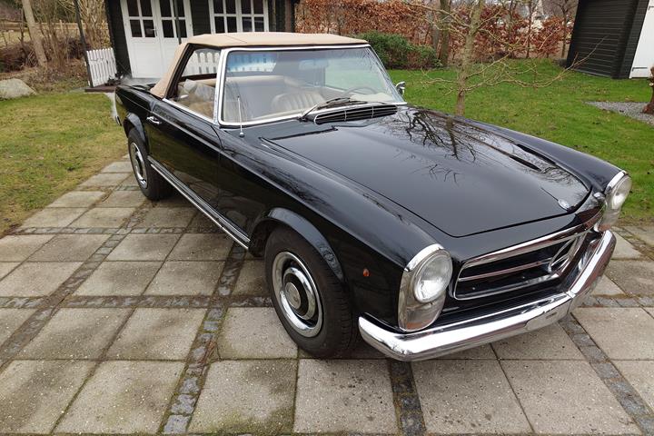 Sort Mercedes 230 SL fra 1964