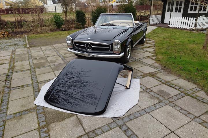 Sort Mercedes 230 SL fra 1964