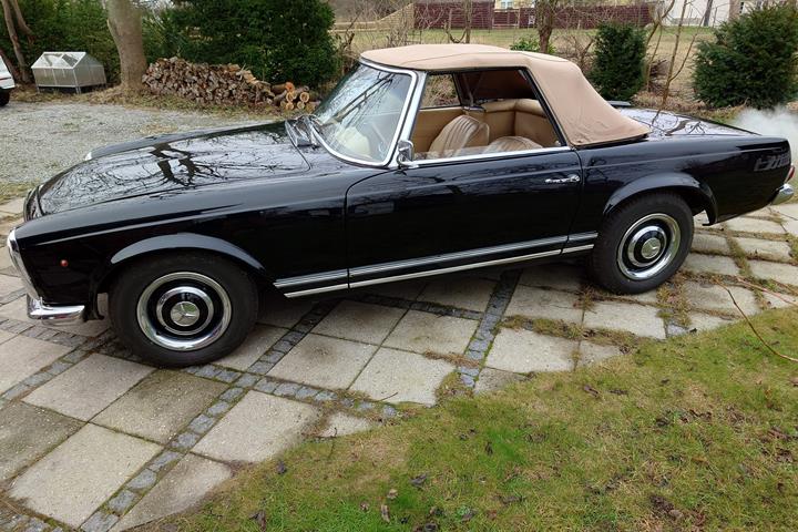 Sort Mercedes 230 SL fra 1964