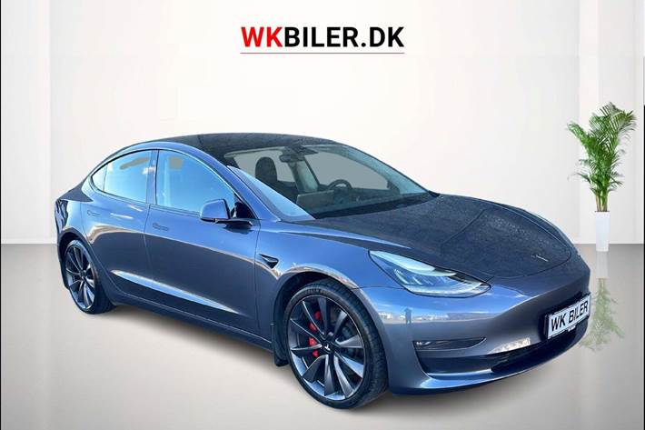 Grå Tesla Model 3 fra 2020 set udefra