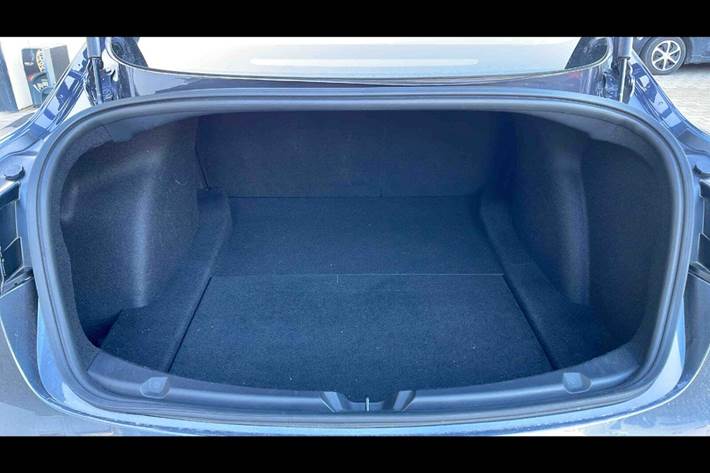 Grå Tesla Model 3 fra 2020