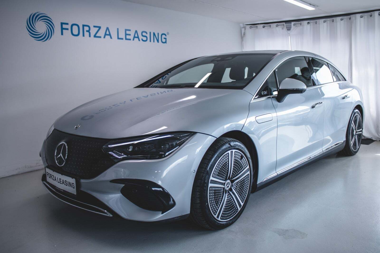 Sølv Mercedes EQE350+ fra 2022
