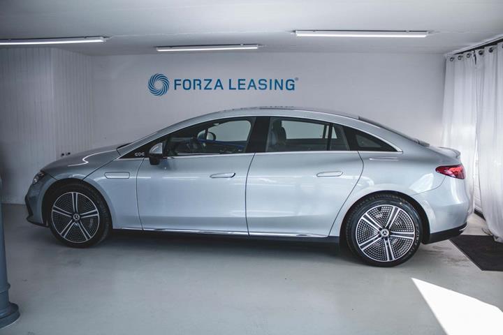 Sølv Mercedes EQE350+ fra 2022