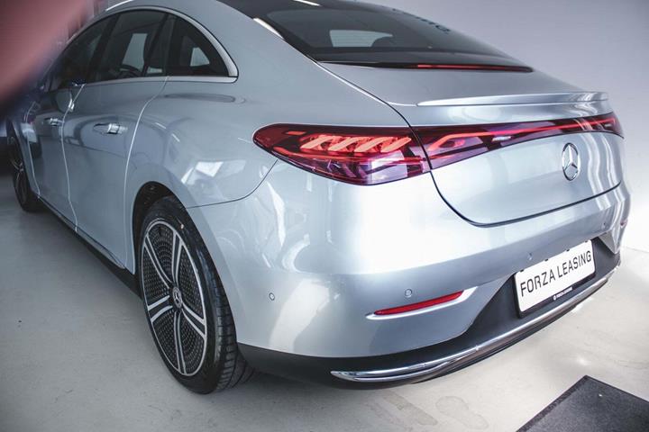Sølv Mercedes EQE350+ fra 2022