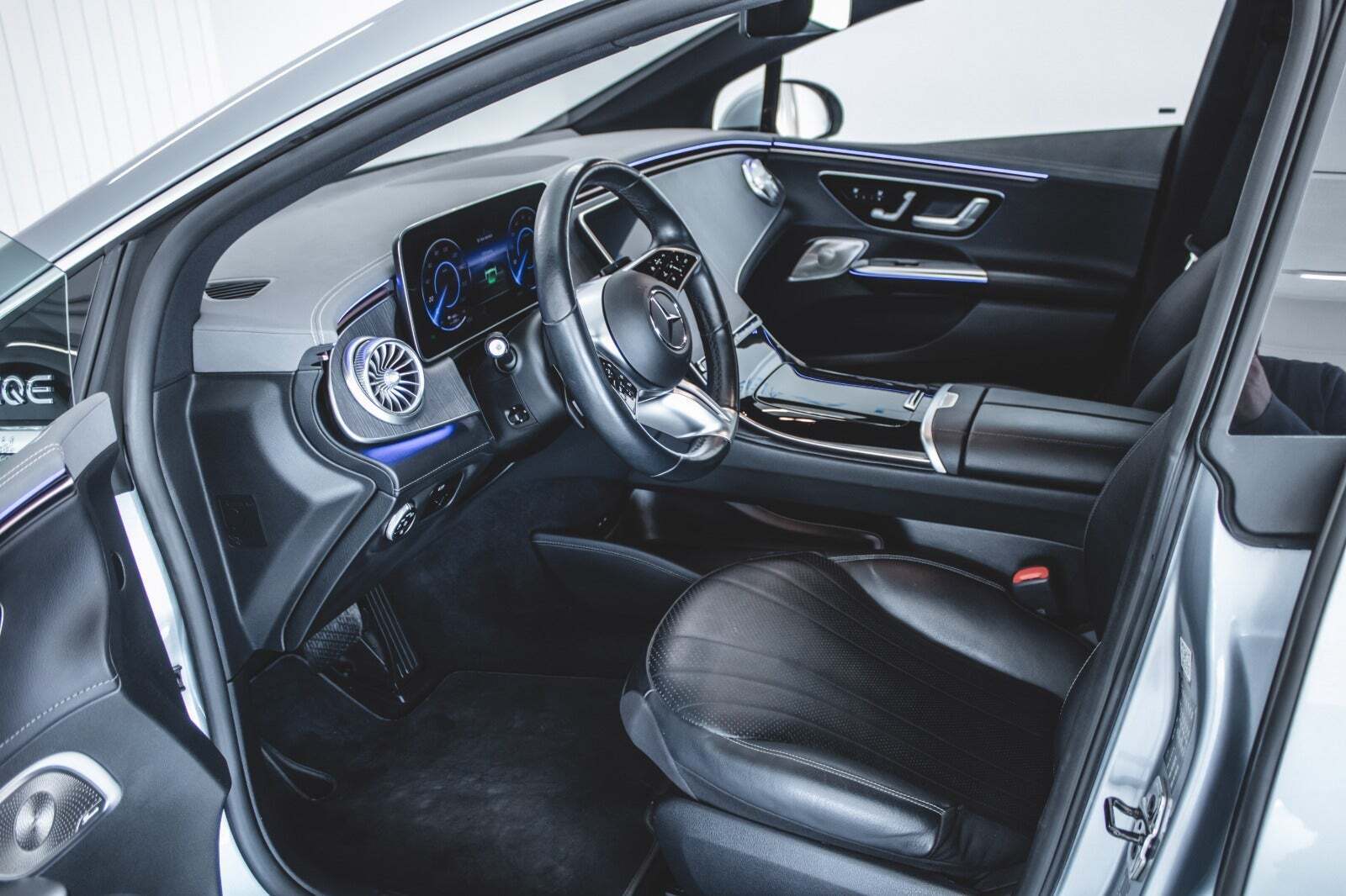 Sølv Mercedes EQE350+ fra 2022 set indefra