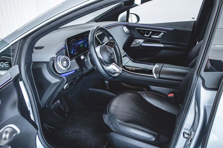 Sølv Mercedes EQE350+ fra 2022 set indefra