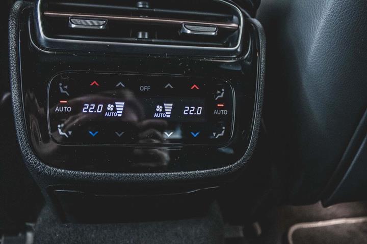 Sølv Mercedes EQE350+ fra 2022