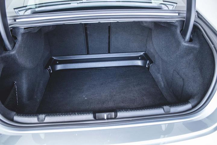 Sølv Mercedes EQE350+ fra 2022