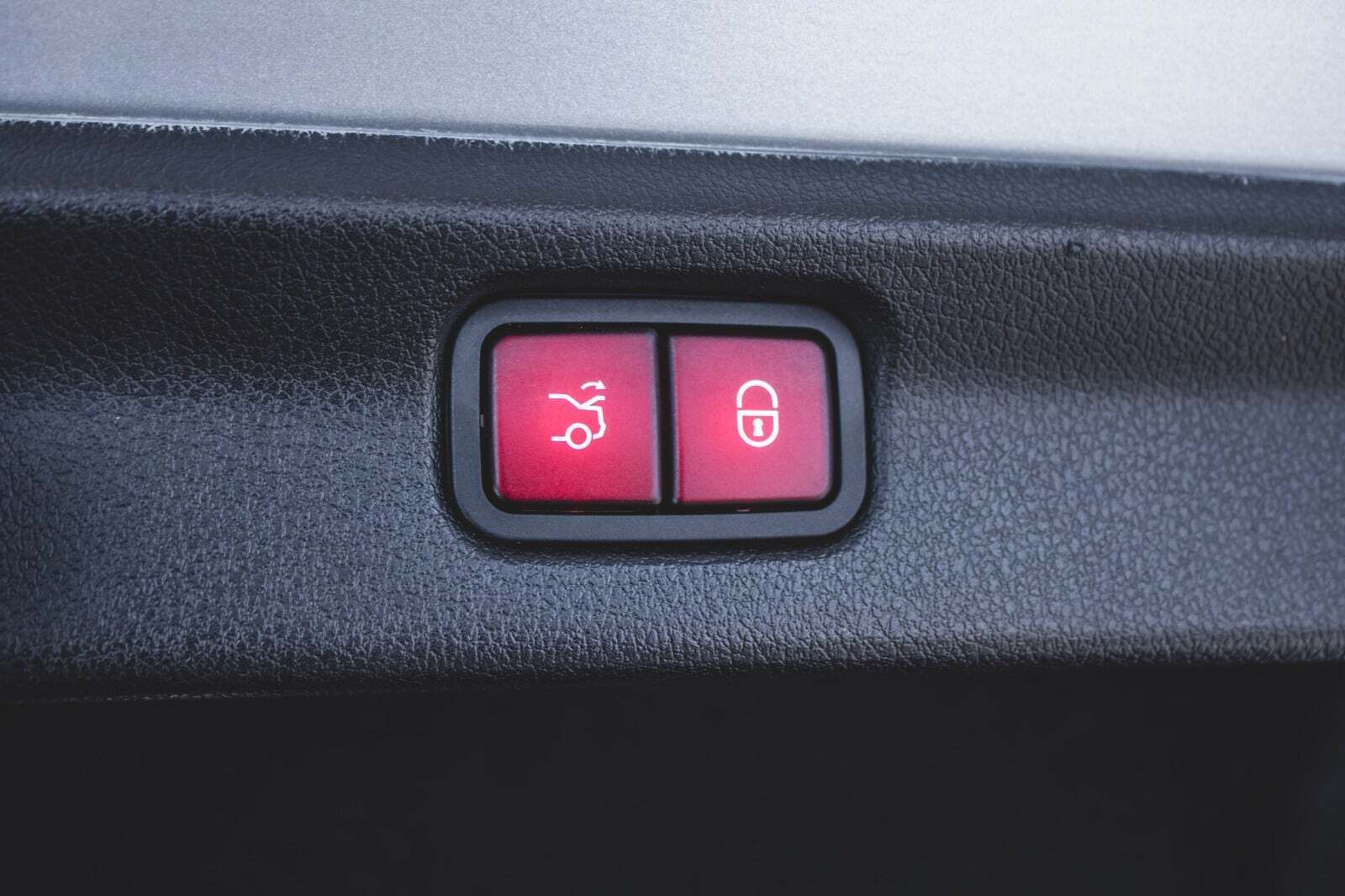 Sølv Mercedes EQE350+ fra 2022