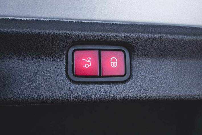 Sølv Mercedes EQE350+ fra 2022