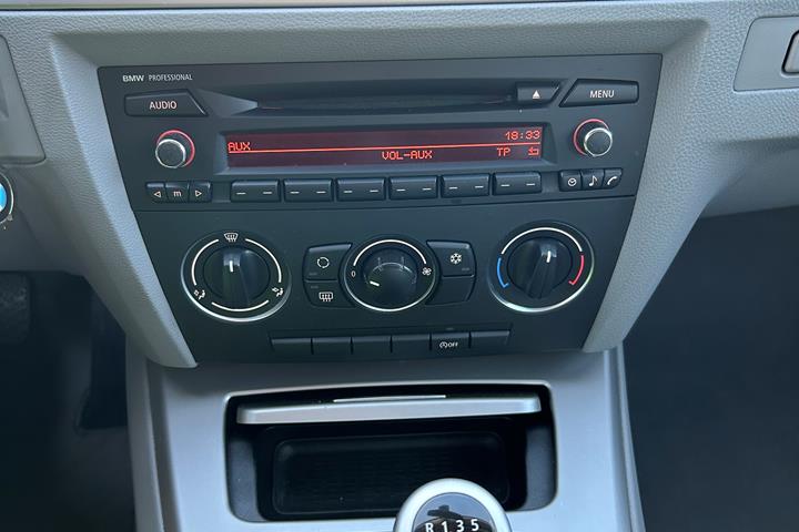 Sort BMW 320i fra 2007