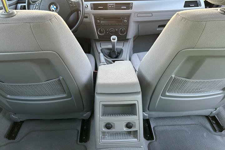 Sort BMW 320i fra 2007